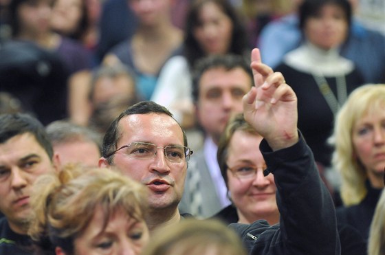 Setkání rodi s vedením gymnázia ve lapanicích. Nerozumí, pro zrovna místní gymnázium má o tídu pro primány pijít.