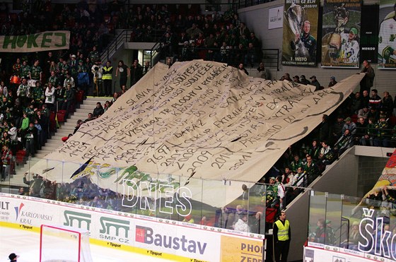 HOKEJ DO VAR PATÍ. Fanouci Karlových Var protestují proti sthování klubu.