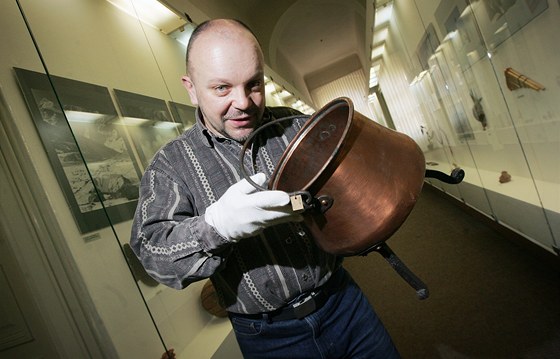 Petr Stupka ukazuje mdný tepaný kotlík, který se ped staletími pouíval pi vaení v erných kuchyních.