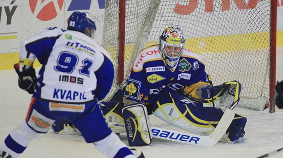 Brnnský Marek Kvapil v anci ped zlínským brankáem Sedlákem