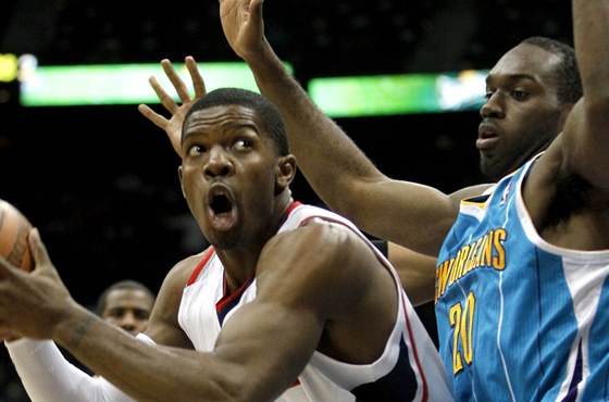 Joe Johnson z Atlanty (vlevo) a Quincy Pondexter z New Orleans.