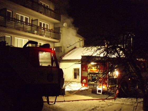 Hasii likvidují poár u evakuovaného domu ve Fulneku.