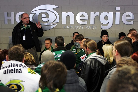 Generální manažer HC Energie Karlovy Vary při setkání s fanoušky.