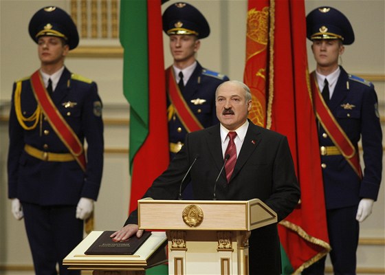 Lukaenko skládá prezidentský slib (21. ledna 2011)