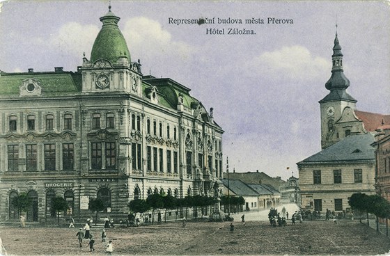 Historická pohlednice, na které jsou zobrazeny domy v perovské Kratochvílov ulici v dobách, kdy jet nemly patro.