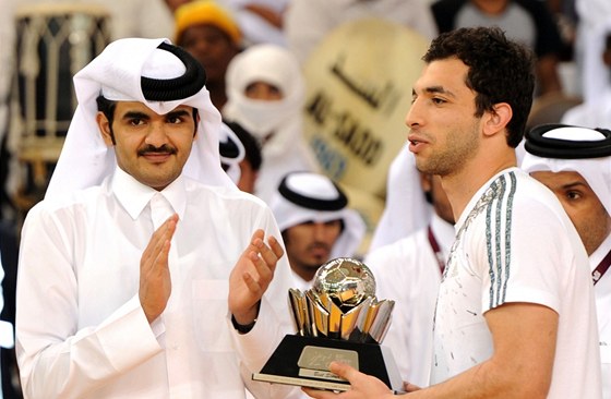 Katarská metropole hostí i házenkáský turnaj Super Globe. Stelecky tu uspl Ahmed Al Ahmr (vpravo) z egyptského Al Zamaleku.