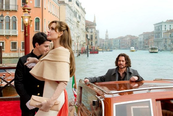 Typický zábr z filmu: dekorativní Angelina, dekorativní Benátky a upozadný Depp.