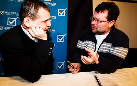 Ministr dopravy Vít Bárta s reportérem MF DNES Jaroslavem Kmentou na tiskové konferenci, kde Bárta vysvtloval, zda mla jeho bývalá firma ABL politické objednávky.