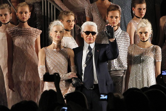 Haute couture pehlídka Chanel, jaro-léto 2011. Karl Lagerfeld s 46letou...