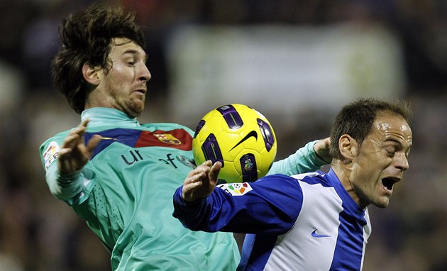 Lionel Messi zpracovává mí za Javierem Farinosem.