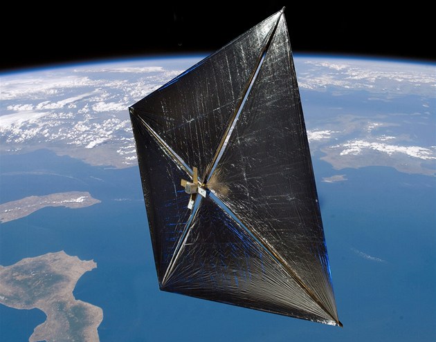Rozvinutá slune�ní plachta Nano Sail v p�edstav� ilustrátora
