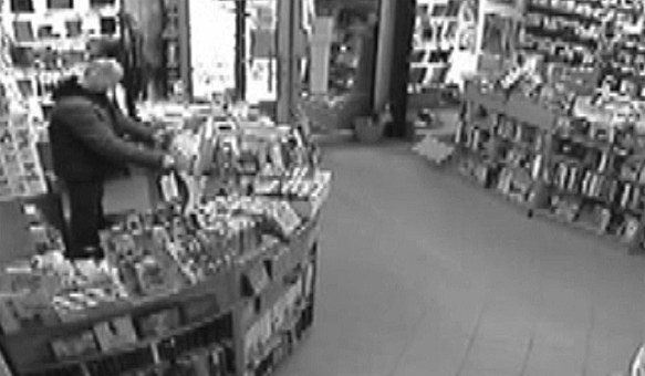 Policie zve�ej�uje záb�ry z kamer pom�rn� b�n�. Ud�lalo to nap�íklad p�ed t�emi roky, kdy� pátrala po gangu zlod�j�. Okradení ale dosud m�li sm�lu, od Ú�adu na ochranu osobních údaj� jim hrozila za stejný krok pokuta.