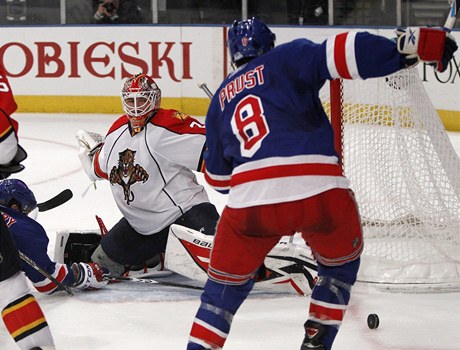 Brank Floridy Tom Vokoun vyr stelu Brandona Prusta z New York Rangers. 