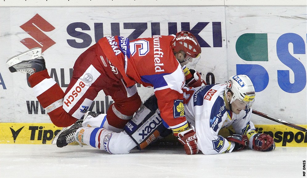 �eskobud�jovický Ivo Kota�ka zalehl pardubického Petra Kousala.