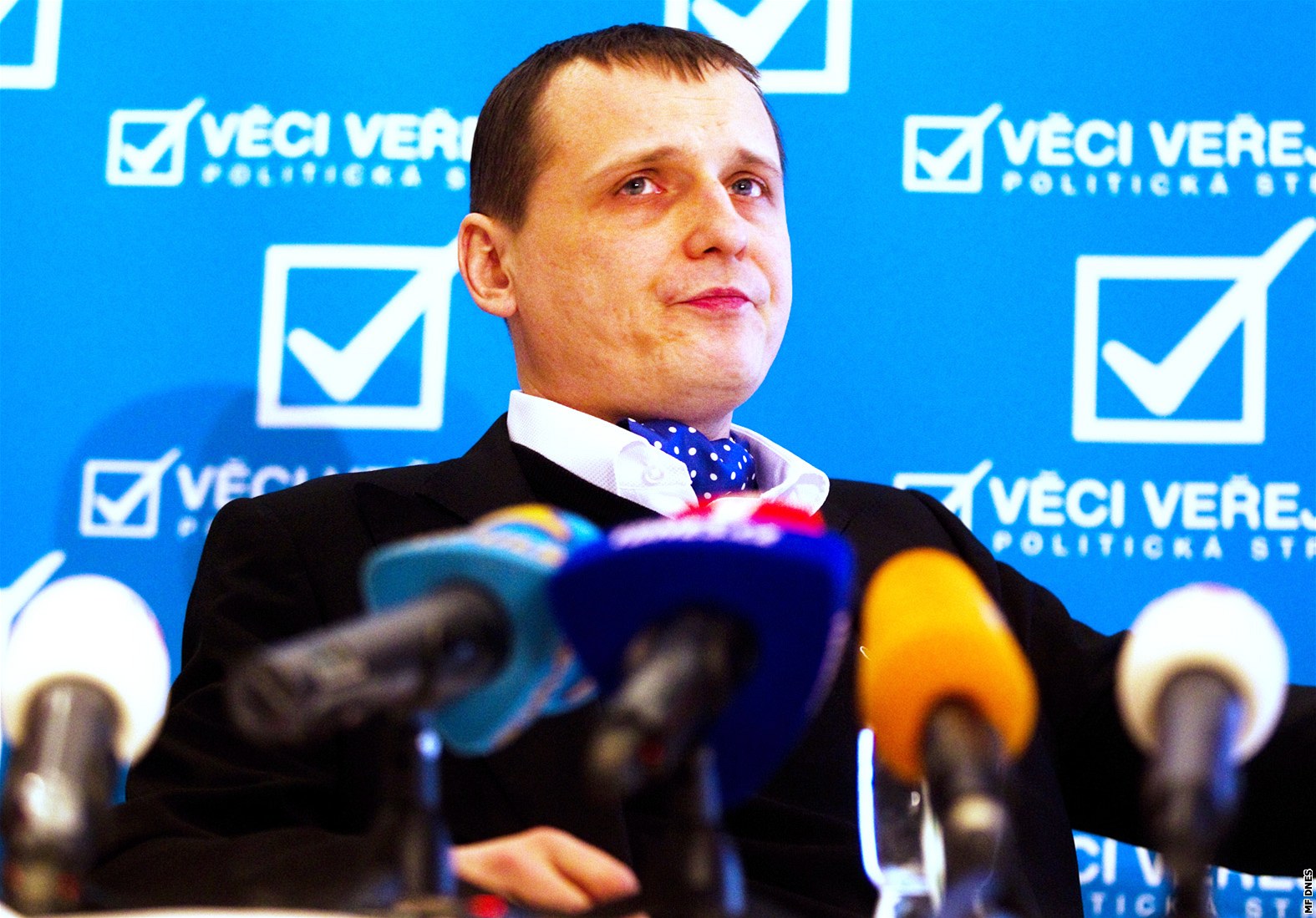 Vít Bárta a V�ci ve�ejné musí podle ODS v �ádu dn� vysv�tlit, jak to bylo s pen�zi pro �kárku. Premiér Petr Ne�as ráno jednal s �éfkou klubu VV Ko�í a zajímal se o to, kolik poslanc� by vládu podporovalo, kdyby se klub VV roz�t�pil.