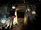 Po necelých dvou stoletích oteveli odborníci kryptu v kutnohorské kostnici. (26. ledna 2011)