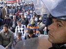 Policie obklíila modlící se demonstranty v egyptském mst Suez. (27. ledna 2011)