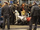 Rutí policisté dohlíejí na evakuaci cestujících po útoku na moskevském letiti Domoddovo (24. ledna 2011)
