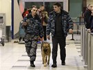 Rutí policisté na moskevském letiti Domoddovo po útoku sebevraedného atentátníka (24. ledna 2011)