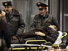 Záchranái odváejí zranné z moskevského letit Domoddovo (24. ledna 2011)