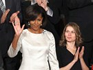 První dáma USA Michelle Obamová pihlíí, jak její mu pronáí zprávu o stavu unie (25. ledna 2011)