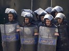 Egypttí policisté se pipravují v Káhie na zásah proti demonstrantm (28. ledna 2011)