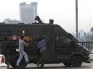 Egypttí  rebelové hází kameny a molotovovy koktejly do policejního auta (28. ledna 2011)
