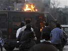 Egypttí  rebelové hází kameny a molotovovy koktejly do policejního auta (28. ledna 2011)