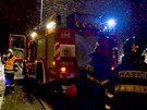 Z pevráceného auta hasii z chebské profesionální stanice vyprostili tyi pasaéry. (26.1. 2011)
