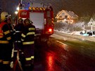 Z pevráceného auta hasii z chebské profesionální stanice vyprostili tyi pasaéry. (26.1. 2011)