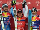 STUPN VÍTZ slavného sjezdaského závodu v rakouském Kitzbühelu. Vlevo je druhý Amerian Bode Miller, uprosted vítz Didier Cüche ze výcarska a vpravo Francouz Adrien Theaux.   