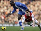 Fotbalista Arsenalu Cesc Fabregas mí nedobhne. V souboji  Mohamedem Diamem z Wiganu upadl.  