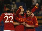Fotbalisté AS ím se radují z gólu. Stelec je Francesco Totti, který ukazuje rukama k nebi. 