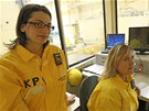 Výmna palivových lánk a regulaních tyí na druhém bloku jaderné elektrárny v Dukovanech (Stroj obsluhují i dv eny, Julie Krsková v brýlích a Monika Mervartová).