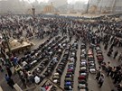 Protestující v Káhie se modlí
