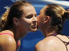 Lucie afáová (vlevo) gratuluje Vee Zvonarevové k postupu do 4. kola Australian Open