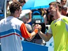 Jan Hernych (vlevo) gratuluje Robinu Söderlingovi k postupu do 4. kola Australian Open