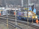 Jet v nedli eili dlníci na seaovacím nádraí v Malomicích na trati Brno - eská Tebová následky vykolejení dvou cisteren a nárazu osobního vlaku do sloupu dráního vedení. (23. ledem 2011)