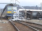 Jet v nedli eili dlníci na seaovacím nádraí v Malomicích na trati Brno - eská Tebová následky vykolejení dvou cisteren a nárazu osobního vlaku do sloupu dráního vedení. (23. ledem 2011)
