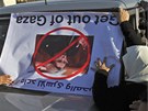 Palestinci protestují v pásmu Gazy bhem návtvy francouzské ministryn zahranií Michele Alliotové-Marieové (21. ledna 2011) 