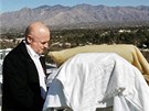 Mark Kelly se svojí manelkou a senátorkou Gabrielle Giffordsovou hledí na pohoí Santa Catalina v Tucsonu. (21. ledna 2011)