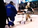 Záchranái odváejí zranné z moskevského letit Domoddovo.