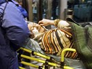 Záchranái odváejí jednoho ze zranných na moskevském letit Domoddovo. (24. ledna 2011)