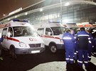 Sanitky odvezly z moskevského letit Domoddovo pes 130 zranných lidí. (24. ledna 2011)