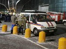 Moskevské letit Domoddovo zaplnily policisté, zdravotníci a hasii. (24. ledna 2011)