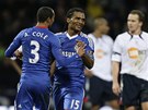 Florent Malouda z Chelsea (vpravo)  pijímá gratulaci ke gólu od Ashleyho Colea.