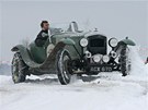 Posádka Elliot Dale a Richard Porter s automoblem Bentley Derby z roku 1935 na rychlostní zkouce v areálu zemdlského drustva ve Svatém Janu nad Malí na eskobudjovicku.  