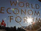Paprsky slunce pronikají logem svtového ekonomického fóra ve výcarském Davosu...
