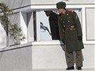 Severokorejský voják pokukuje v demilitarizované zón k jihu