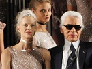 Haute couture pehlídka Chanel, jaro-léto 2011. Karl Lagerfeld s 46letou...
